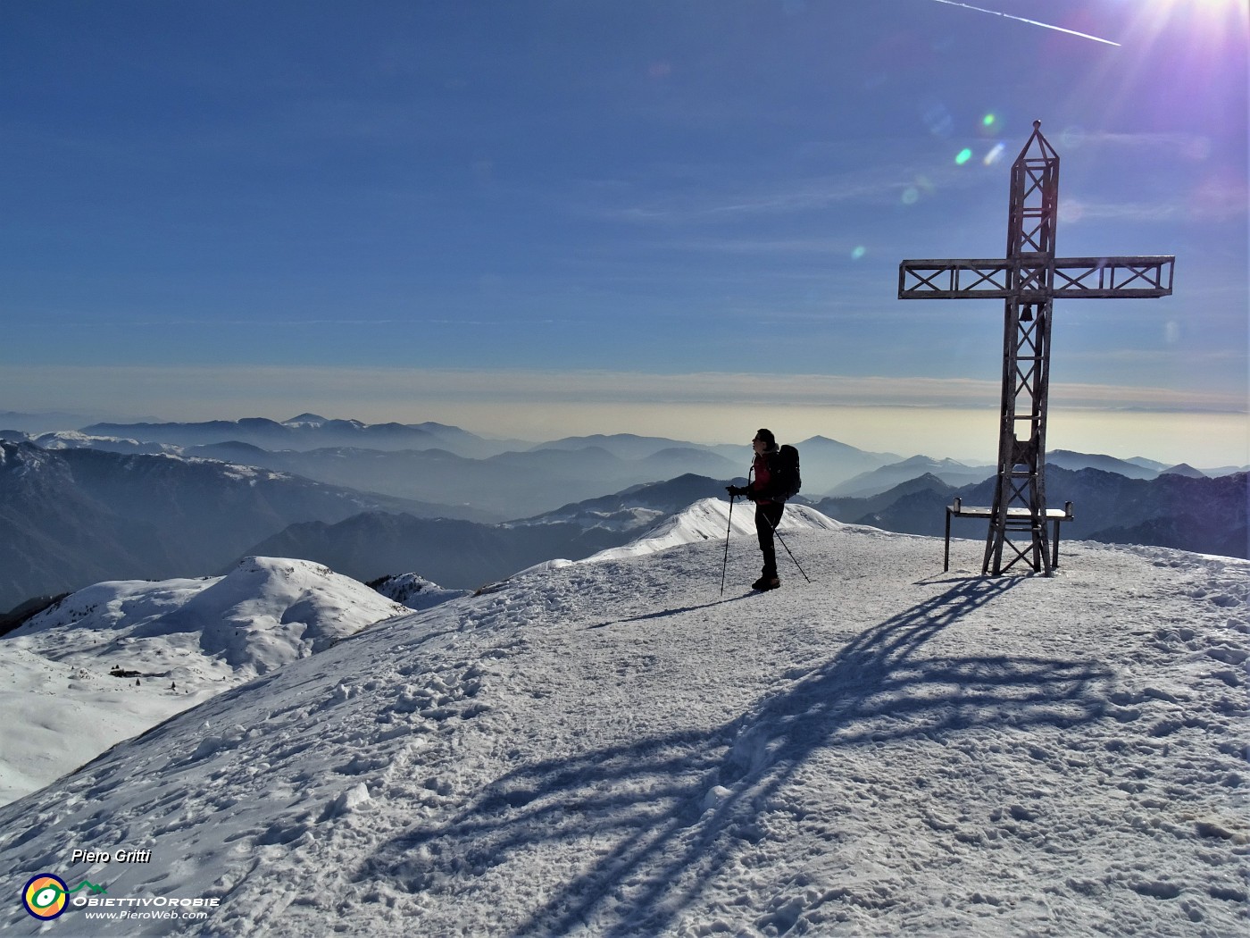 46 Alla croce di Cima Grem (2049 m) con raffiche di vento.JPG